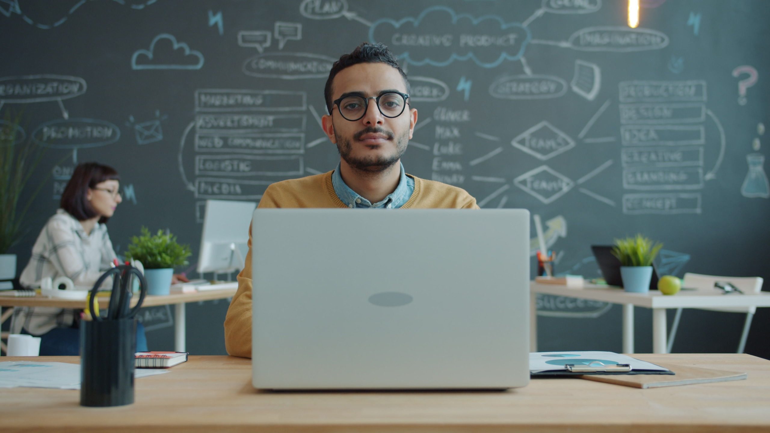 Tendencias de Reconversión Laboral: Por qué los Perfiles Híbridos son el Futuro del Sector